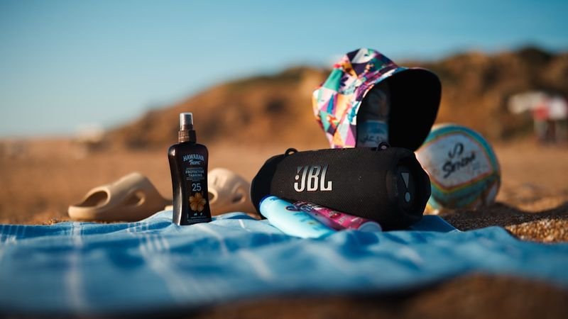 beach essentials sunscreen towel hat packing list