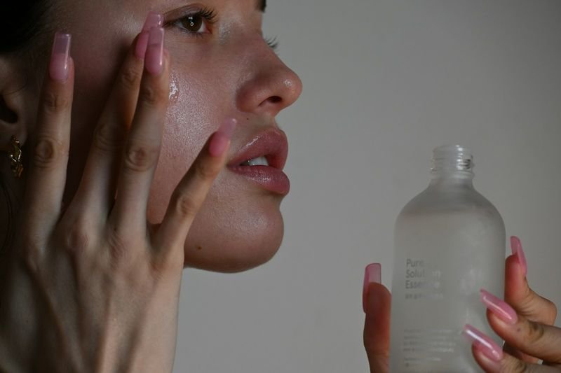 Applying moisturizer after swimming for chlorine skin care